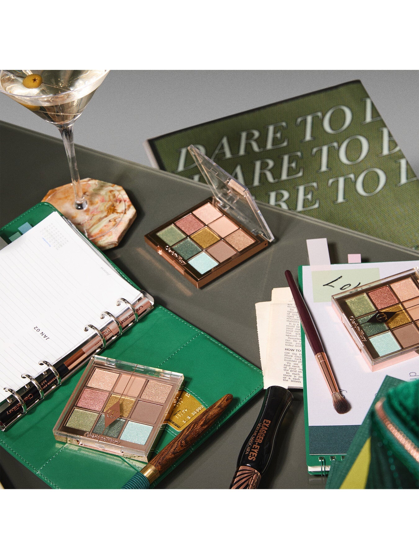 Charlottes Palette mit verschönernden Augentrends – Smaragdeffekt